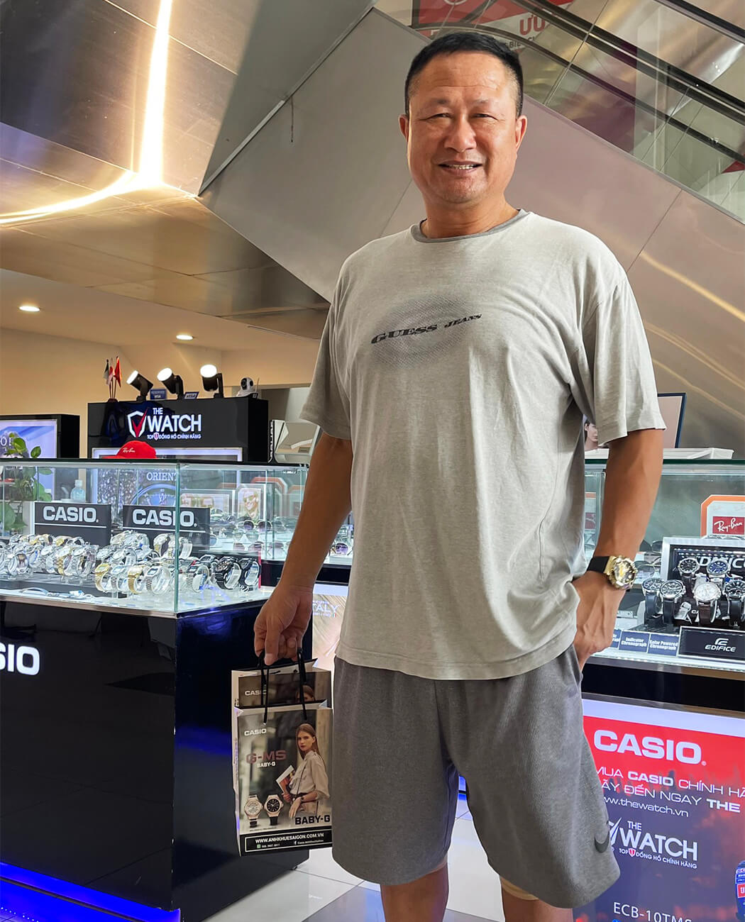 khách hàng mua đồng hồ casio tại the watch